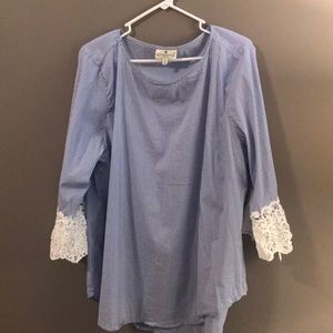 Blouse with lace sleeves